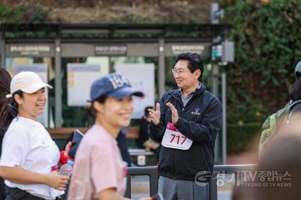 [크기변환]1-5. 10일 이상일 시장이 동백2동민의 날 마라톤에 참여한 시민들을 응원하고 있다.jpg