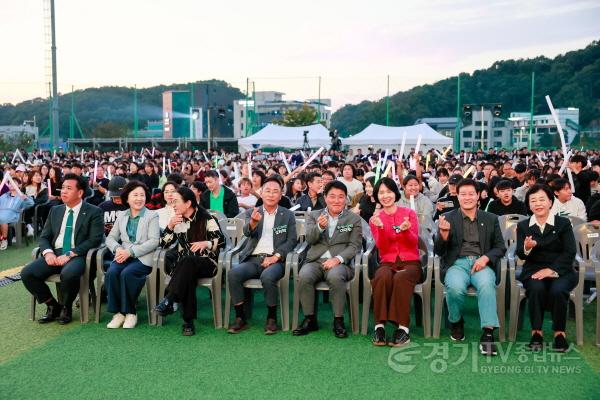 [크기변환]4.이계철 의장과 참석 의원들 행사 관람하는 모습.jpg