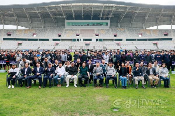 [크기변환]4.내빈과 선수 전체 기념촬영.jpg