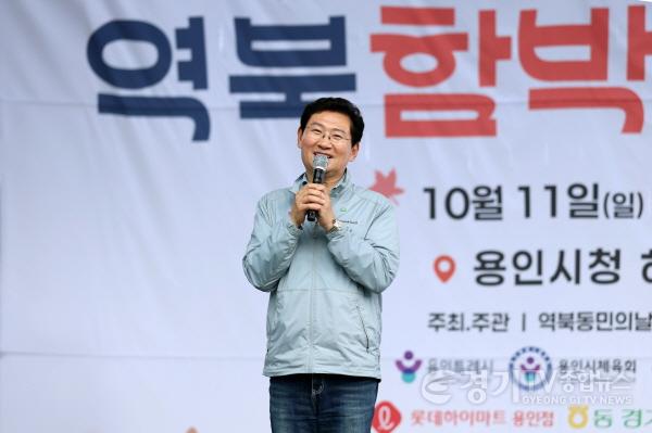 [크기변환]5-1. 11일 시청 하늘광장에서 이상일 시장이 역북함박 문화축제 개최를 축하하고 있다.jpg