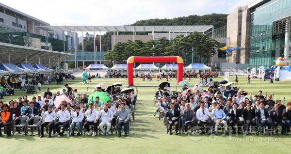 [크기변환]5-2. 11일 시청 하늘광장에서 이상일 시장이 역북함박 문화축제 참석자들과 기념사진을 찍고 있다.jpg