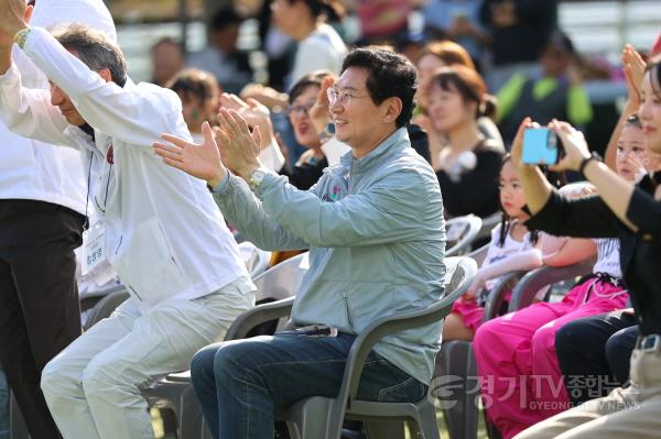 [크기변환]5-3. 11일 시청 하늘광장에서 이상일 시장이 공연을 관람하고 있다.jpg