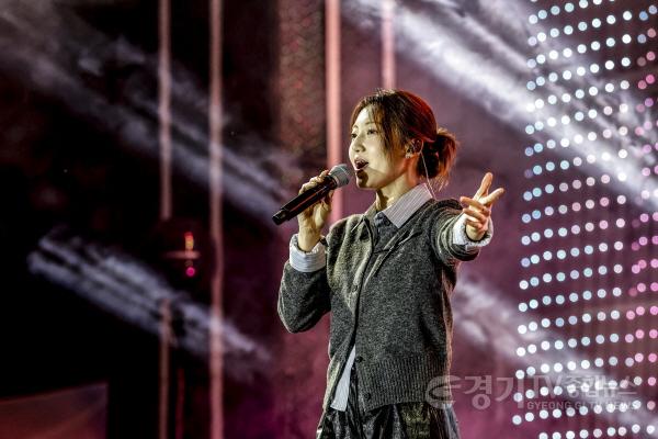 [크기변환]2-2. 9일 남양체육공원에서 열린 2026 만세구 권역별 콘서트에서 가수 경서가 열창하고 있다.jpg