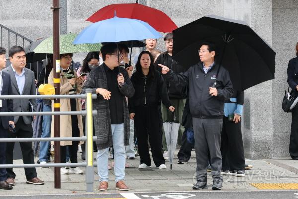 [크기변환]6-4. 이상일 용인특례시장이 13일 경남아너스빌 디센트를 방문해 상습 불법주정차 민원구역을 둘러보고 있다.jpg