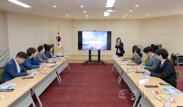 [크기변환]사진2. 담당부서로부터 해당 사업에 대한 내용을 듣고 있는 용인특례시의회 자치행정위원회 의원들.jpg