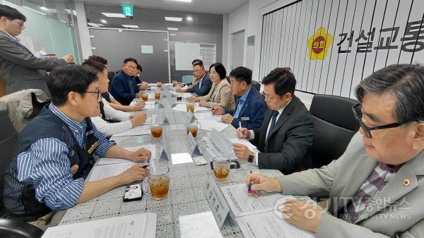 [크기변환]261013_건설교통위원회__'버스_운수종사자_근로_조건_개선'_간담회_(1).jpg