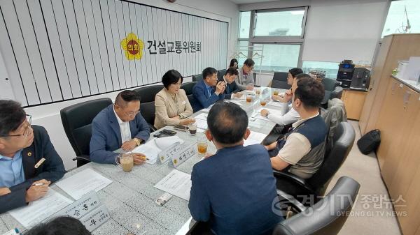 [크기변환]261013_건설교통위원회__'버스_운수종사자_근로_조건_개선'_간담회_(2).jpg