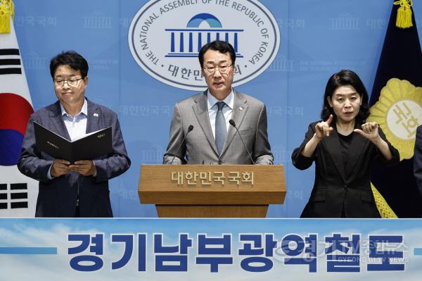 [크기변환]1-2. 13일 국회 소통관에서 열린 경기남부광역철도 제5차 국가 철도망 구축계획 반영 촉구 공동 기자회견에서 정명근 화성특례시장이 발언하고 있다.jpg