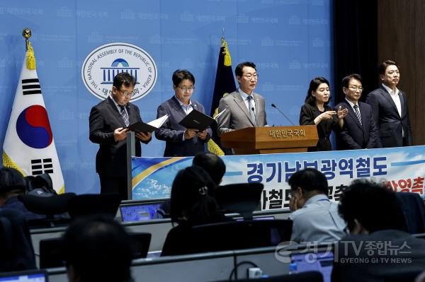 [크기변환]1-3. 13일 국회 소통관에서 열린 경기남부광역철도 제5차 국가 철도망 구축계획 반영 촉구 공동 기자회견에서 정명근 화성특례시장이 발언하고 있다. 왼쪽부터 김현수 수원특례시 제1부시장, 염태영 국회의원, 정명근 화성특.jpg
