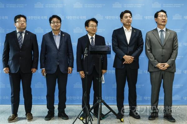 [크기변환]1-6 13일 국회 소통관에서 경기남부광역철도 국가철도망 반영 촉구 기자회견에 참석한 김현수 수원특례시 제1부시장, 염태영,권칠승 국회의원, 부승찬 국회의원, 정명근 화성특례시장(왼쪽부터)이 기념촬영을 하고 있다.jpg