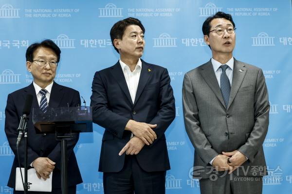 [크기변환]1-7. 정명근 화성특례시장(오른쪽)이 부승찬,권칠승 국회의원과 경기남부 광역철도 관련 기자회견 후 대화하고 있다.jpg