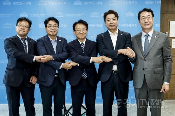 [크기변환]1-8. 경기남부 광역철도 국가철도망 반영을 촉구하며 손을 맞잡고 있다(왼쪽부터 김현수 수원시 제1부시장, 염태영 국회의원, 권칠승 국회의원, 부승찬 국회의원, 정명근 화성특례시장).jpg