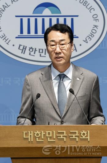 [크기변환]1-4. 13일 국회 소통관에서 열린 경기남부광역철도 제5차 국가 철도망 구축계획 반영 촉구 공동 기자회견에서 정명근 화성특례시장이 발언하고 있다.jpg