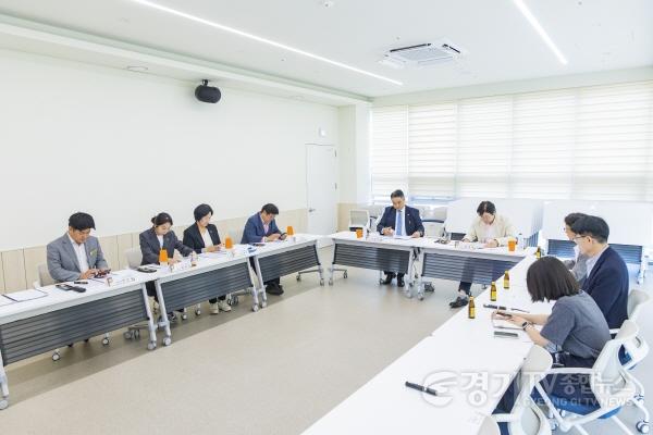 [크기변환]1.임시회에 상정될 안건 등을 사전 보고를 받는 위원들 모습1.jpg