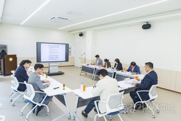 [크기변환]2.임시회에 상정될 안건 등을 사전 보고를 받는 위원들 모습2.jpg