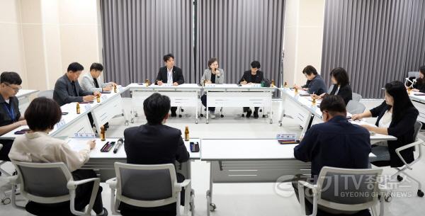 [크기변환]사진설명3 수원역 일대 쓰레기 문제 개선을 위한 상인회 간담회에서 참석자들이 의견을 나누고 있다.jpg