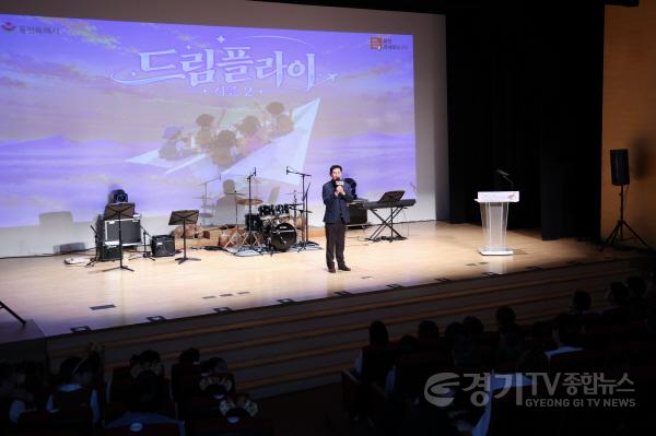 [크기변환]12-2. 이상일 용인특례시장이 14일 드림스타트 아동 공연에 참석해 축사하고 있다.jpg
