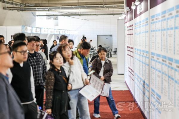 [크기변환]10-2. 14일 용인미르스타디움에서 열린 일자리박람회에서 구직자들이 채용공고를 보고 있다.jpg