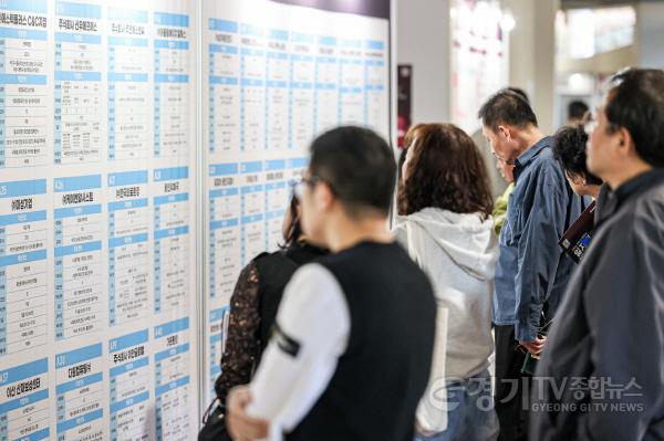[크기변환]10-3. 14일 용인미르스타디움에서 열린 일자리박람회에서 구직자들이 채용공고를 보고 있다.jpg