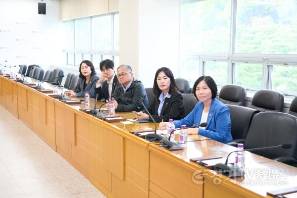 [크기변환]사진2. 용인특례시의회(의장 장정순)는 지난 12일 의회 4층 대회의실에서 의원과 의회사무국 직원을 대상으로 장애인식개선 교육을 했다.jpg