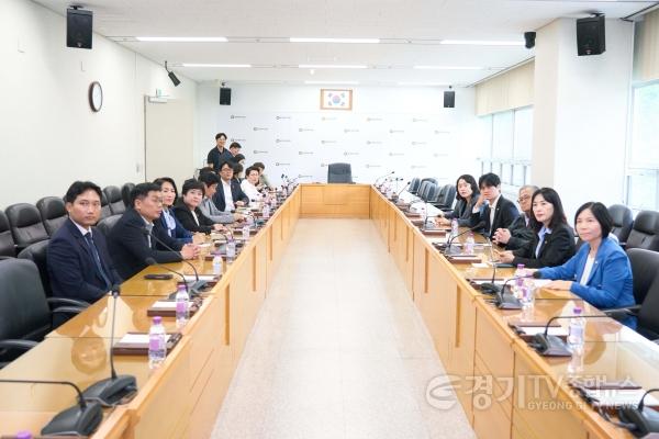 [크기변환]사진4. 용인특례시의회(의장 장정순)는 지난 12일 의회 4층 대회의실에서 의원과 의회사무국 직원을 대상으로 장애인식개선 교육을 했다.jpg