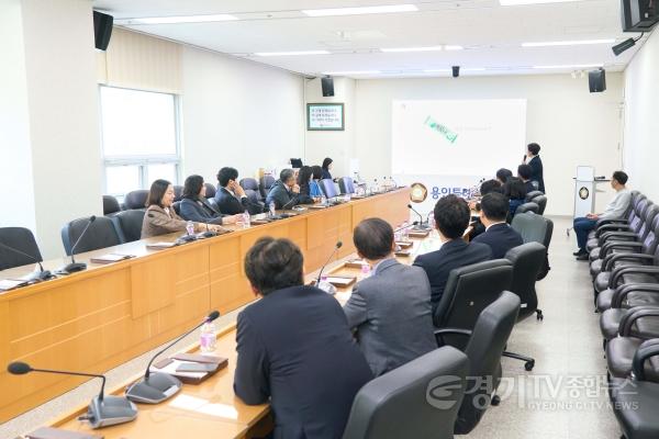[크기변환]사진5. 용인특례시의회(의장 장정순)는 지난 12일 의회 4층 대회의실에서 의원과 의회사무국 직원을 대상으로 장애인식개선 교육을 했다.jpg