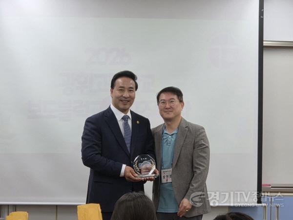 [크기변환]261016_김용성 의원, 광휘고 교육환경 개선 기여 ‘감사패’ 수상… 안전한 학교생활 위해 지속 노력할 것1.jpg