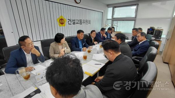 [크기변환]261016_건설교통위원회__'버스_운송사업자_운영_환경_개선'_간담회_(1).jpg
