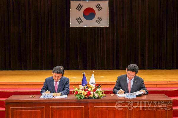 [크기변환]6-2. 16일 진주시청에서 이상일 시장(오른쪽)이 조규일 진주시장과 협약서에 서명하고 있다.jpg