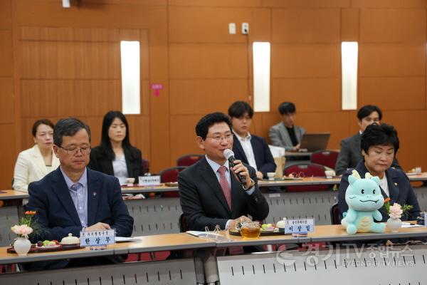 [크기변환]6-5. 16일 진주시청에서 이상일 시장이 인사말을 하고 있다.jpg