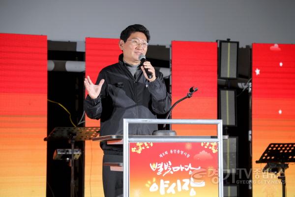 [크기변환]1-1. 16일 용인중앙시장에서 이상일 시장이 제8회 용인중앙시장 별빛마당 야시장 개최를 축하하고 있다.JPG