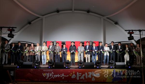 [크기변환]1-2. 16일 용인중앙시장에서 이상일 시장과 제8회 용인중앙시장 별빛마당 야시장 개막식 참석자들이 기념 테이프를 자르고 있다.JPG