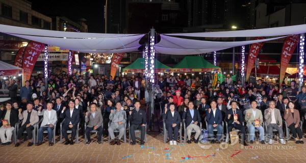 [크기변환]1-3. 16일 용인중앙시장에서 이상일 시장과 제8회 용인중앙시장 별빛마당 야시장 개막식 참석자들이 기념사진을 찍고 있다.JPG