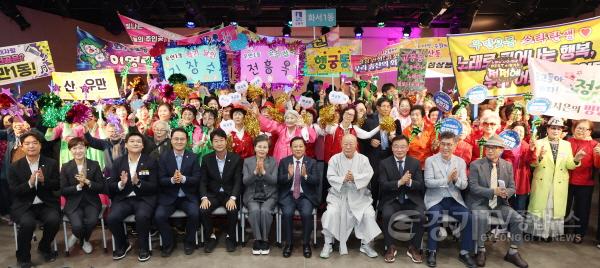 [크기변환]사진설명2_13일_롯데시네마_수원점에서_열린_수원시_정신재활시설_연합행사에서_기념촬영을_하고_있다.jpg