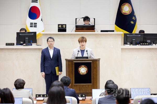 [크기변환]20261015 용인특례시의회, 대한민국과 경기남부지역 발전을 위한 제5차 국가철도망 구축계획 반영 촉구 결의안 채택(1)-왼쪽부터 강영웅,이상욱 의원.jpg