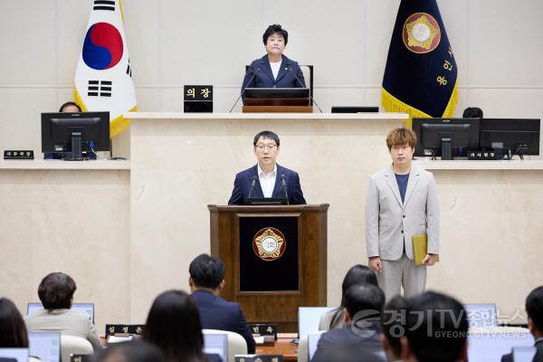 [크기변환]20261015 용인특례시의회, 대한민국과 경기남부지역 발전을 위한 제5차 국가철도망 구축계획 반영 촉구 결의안 채택(2)-왼쪽부터 강영웅,이상욱 의원.jpg