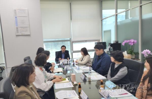 [크기변환]261014_엄교섭_의원__경기도교육청_교권전담상담사_처우_개선_및_교원_심리지원_체계_정비_논의_(1).jpg