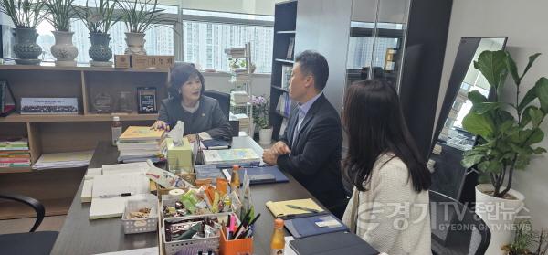 [크기변환]261014_김영희_의원__“교사_역량_강화__자료_제작보다_현장_맞춤형_지원에_집중해야”.jpg