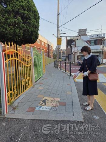[크기변환]261012_최미금_의원__통학_안전_우수사례_서호초등학교_현장_방문_(2).jpg