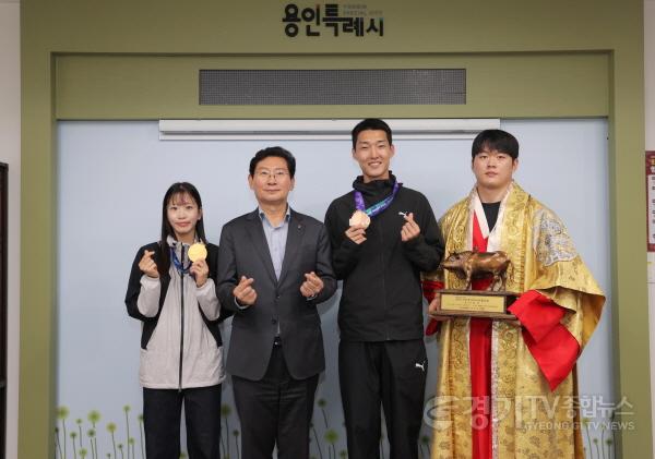 [크기변환]3-1. 이상일 용인특례시장(가운데)이 12일 시장실에서 국내외 대회에서 우수한 성적을 거둔 소속 선수들과 기념촬영을 하고 있다(왼쪽부터 정하은, 이 시장, 우상혁, 박민교 선수).JPG