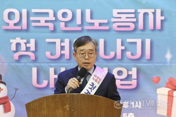[크기변환]1-3. 조승문 화성특례시 제2부시장이 이주노동자 첫 겨울나기 나눔 행사에서 인사말을 하고 있다.jpg