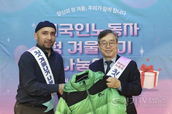 [크기변환]1-1. 조승문 화성특례시 제2부시장이 이주노동자 첫 겨울나기 나눔 행사에서 이주노동자에게 겨울 외투를 전달하고 있다.jpg