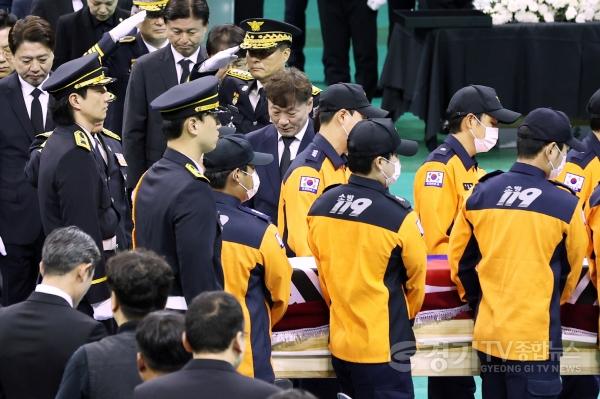 [크기변환]261019 남종섭 의장, 故 김진석 소방위 영결식 참석 숭고한 희생 잊지 않겠습니다 (4).jpg