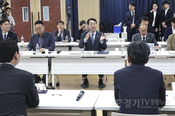 [크기변환]8-3. 19일 화성-용인 연계교통망 구축 사업설명회에서 정명근 화성특례시장이 의견을 제시하고 있다.jpg