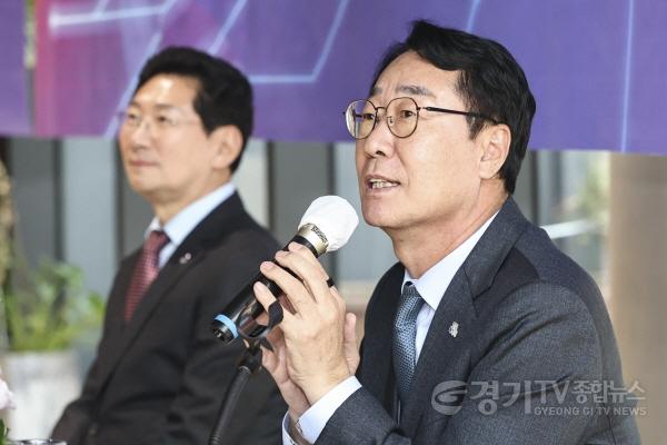 [크기변환]8-12. 19일 남사도서관에서 정명근 화성특례시장이 연계교통망 구축 업무협약식에서 발언하고 있다.jpg