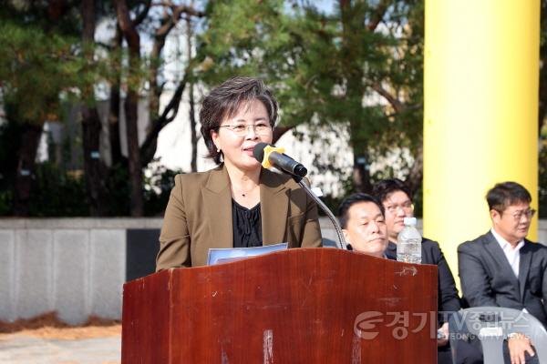 [크기변환]사진설명1_김미경_수원특례시의회_의장이_21일_권선구_근린공원_제38호에서_열린_‘전국택시노동조합연맹_경기_수원시지부_생활체육대회’에서_축사를_하고_있다.jpg