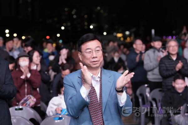 [크기변환]신상진 성남시장이 24일 한국디자인진흥원 앞 탄천에서 열린 드론라이트쇼&뮤직페스티벌에서 공연을 관람하며 박수를 치고 있다.jpg