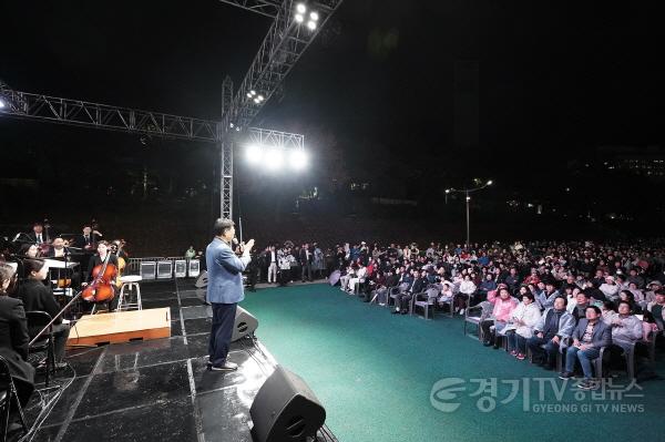 [크기변환]신상진 성남시장이 24일 한국디자인진흥원 앞 탄천에서 열린 드론라이트쇼&뮤직페스티벌에서 인사말씀을 하고 있다.1.jpg