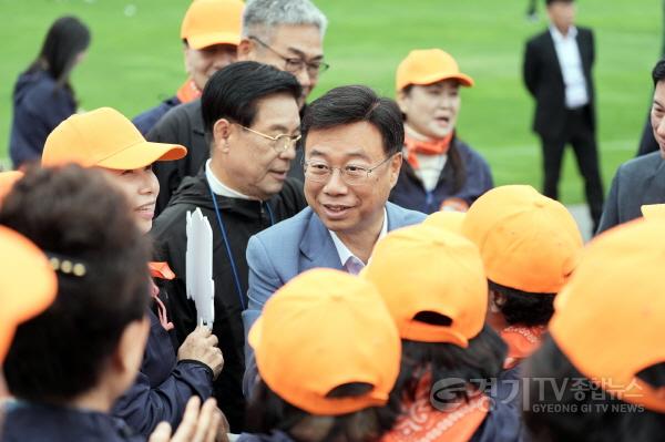 [크기변환]신상진 성남시장이 24일 성남종합운동장에서 열린 2026 희망성남 한마음 체육·문화 대축제에서 선수단을 격려하고 있다.jpg