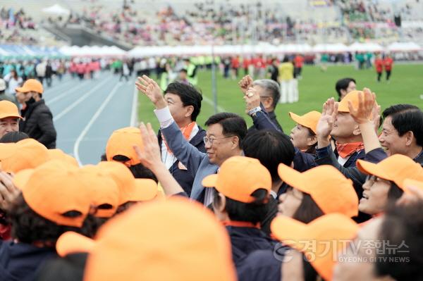 [크기변환]신상진 성남시장이 24일 성남종합운동장에서 열린 2026 희망성남 한마음 체육·문화 대축제에서 관중석을 향해 손을 흔들며 인사하고 있다.jpg